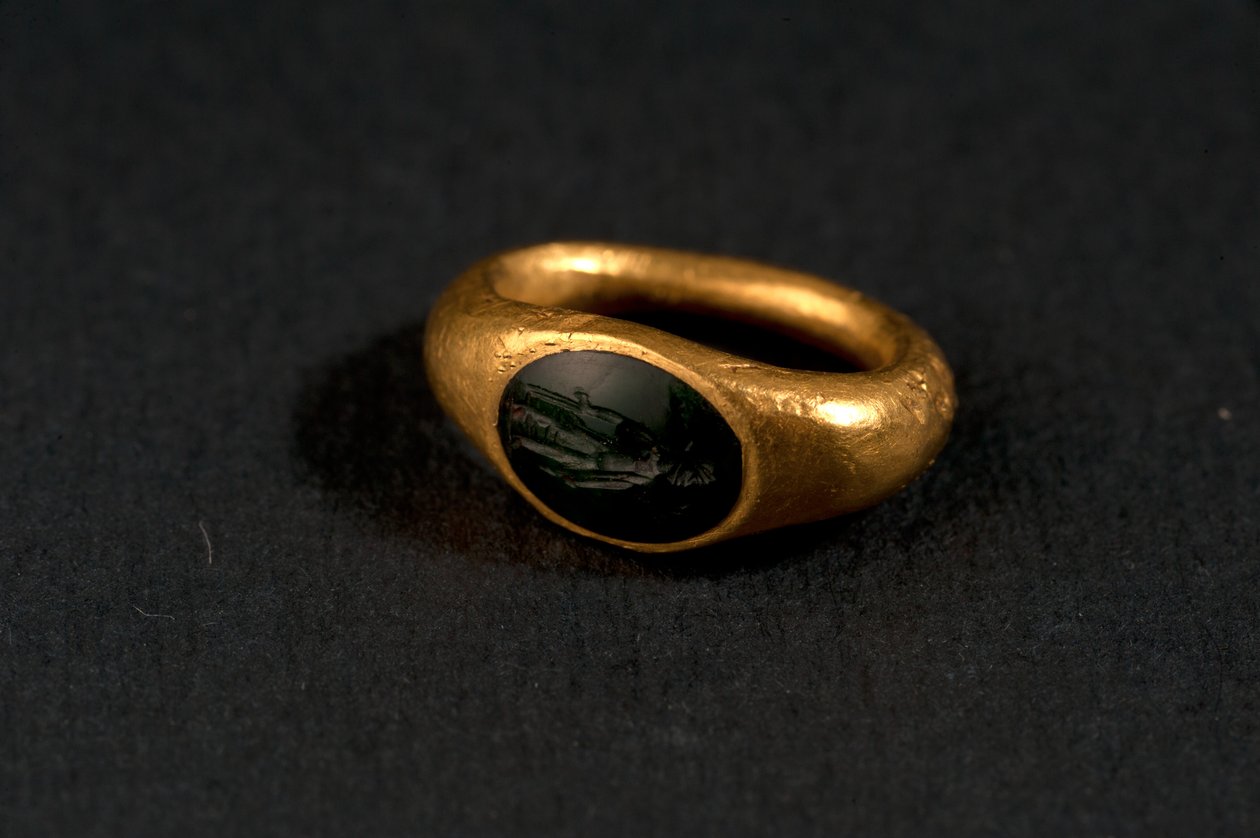 Anel (ouro e calcedônia) de Roman