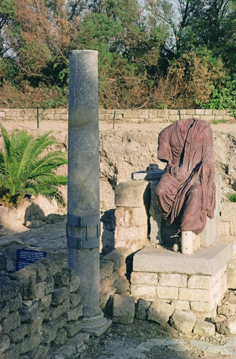 Coluna e estátua arruinada de Roman