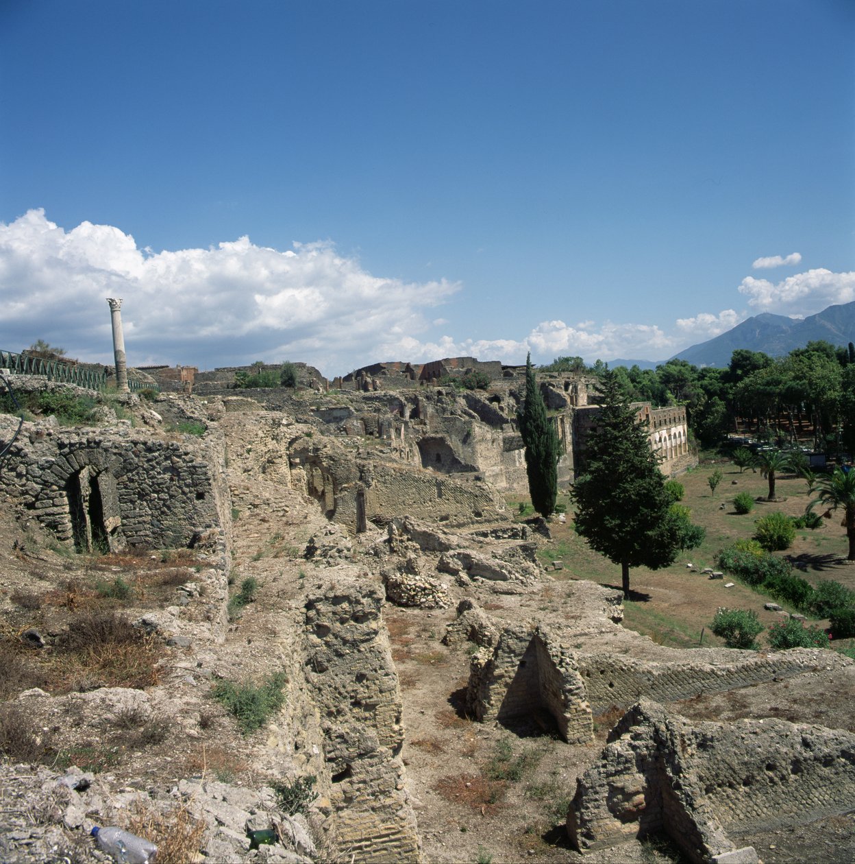 Vista da cidade arruinada de Roman