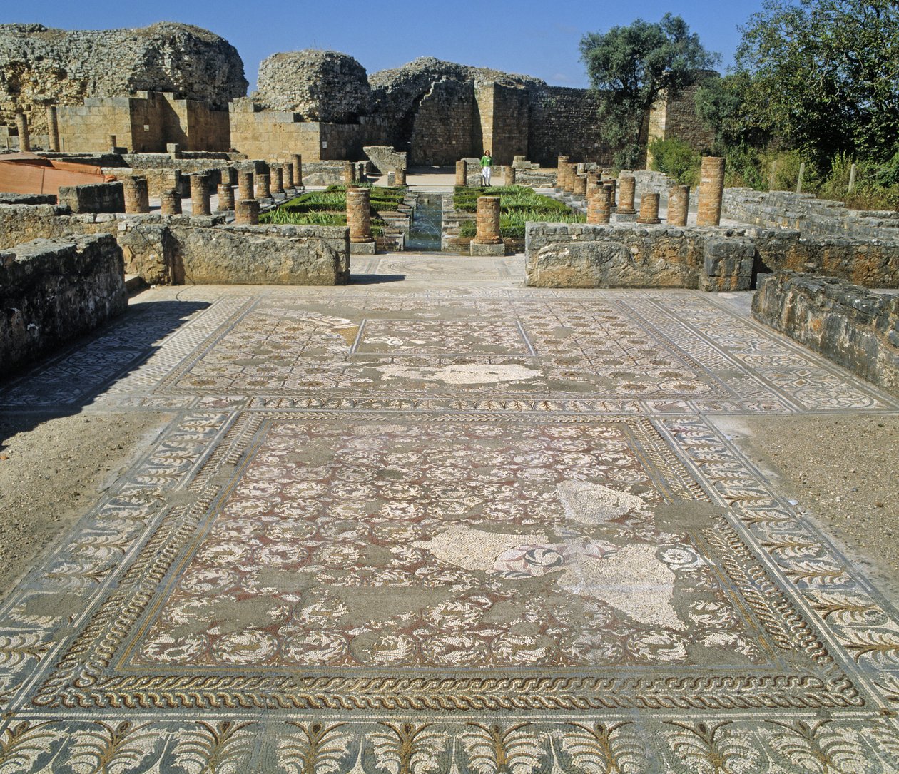 Vista das ruínas e um piso de mosaico de Roman