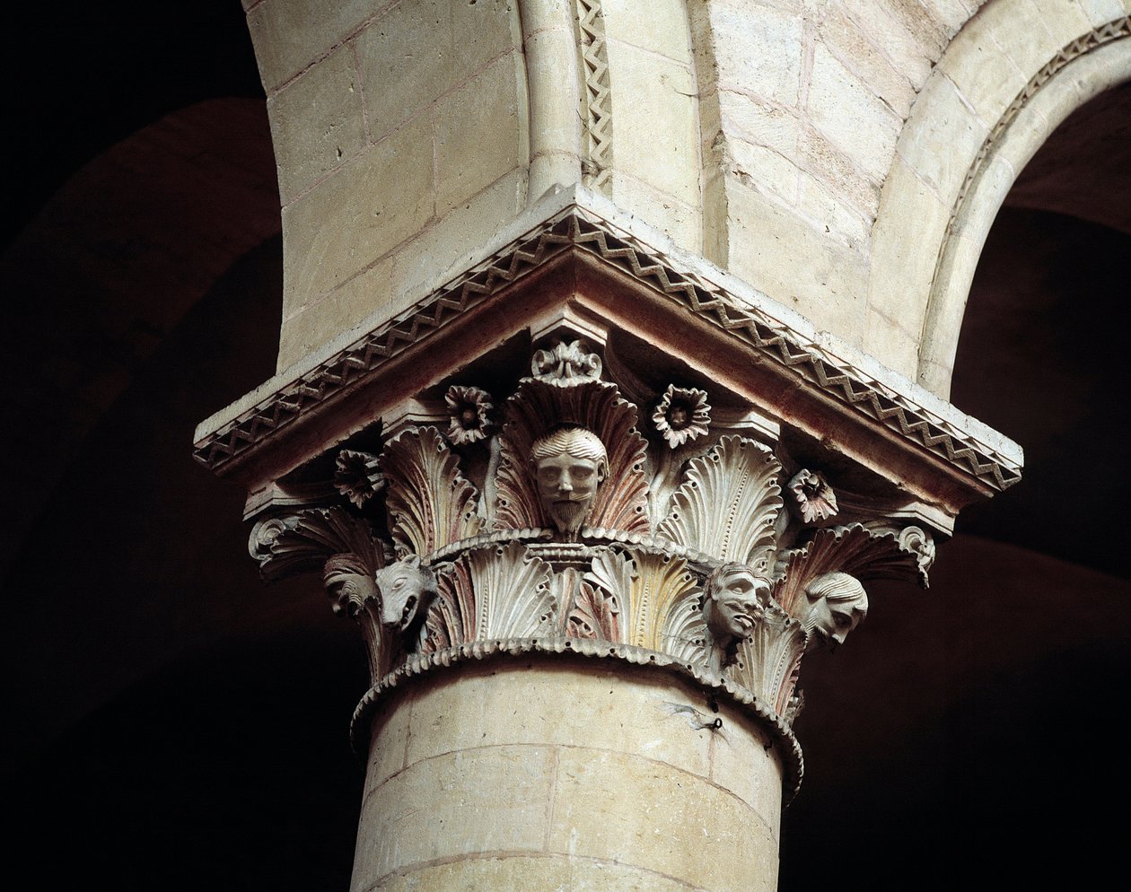 Capital esculpido de Romanesque