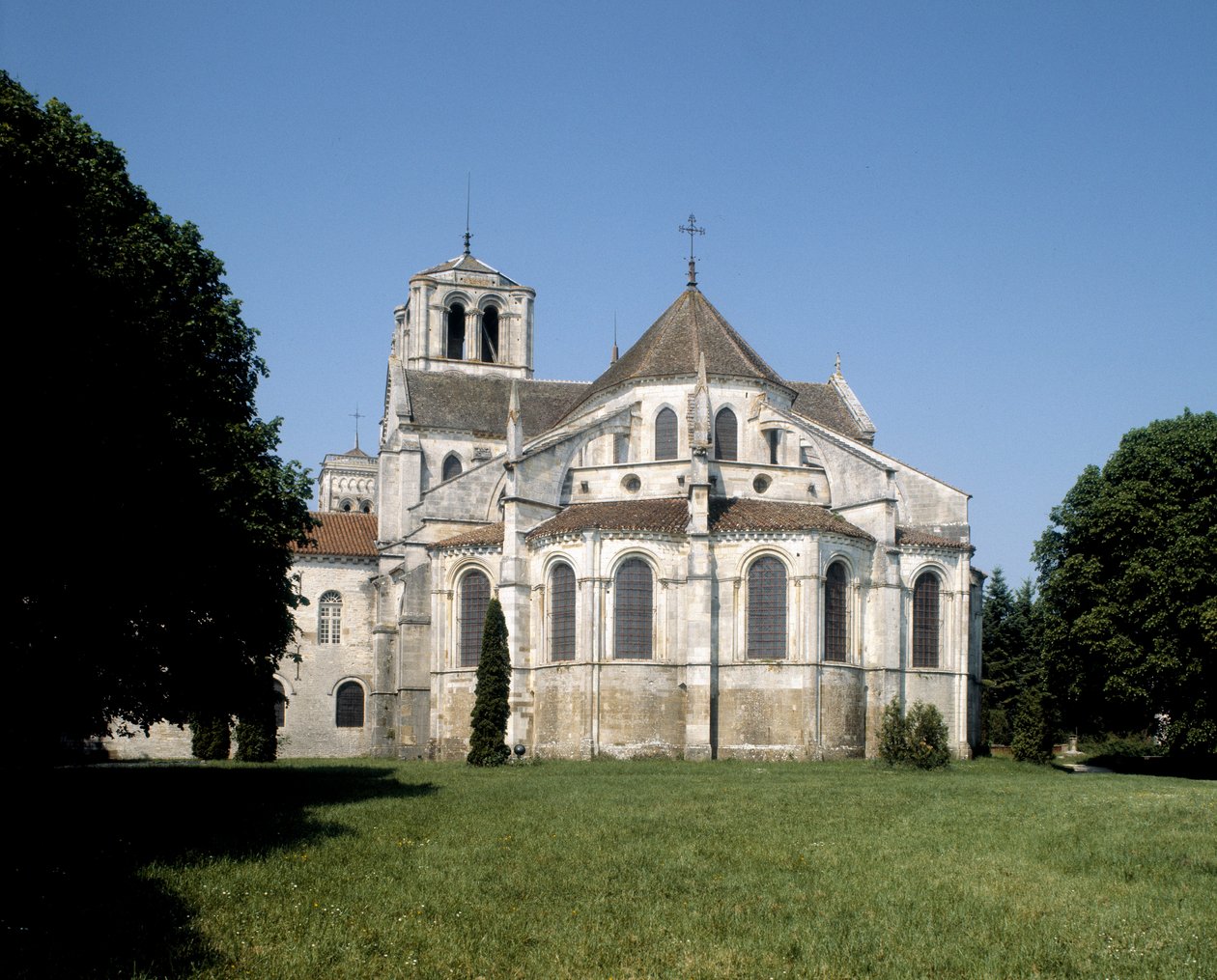 Vista geral da Basílica de Romanesque