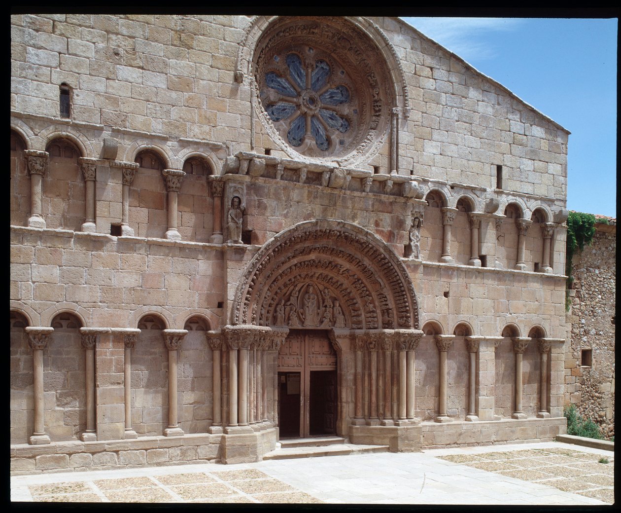 Vista da igreja de São Domingos de Romanesque