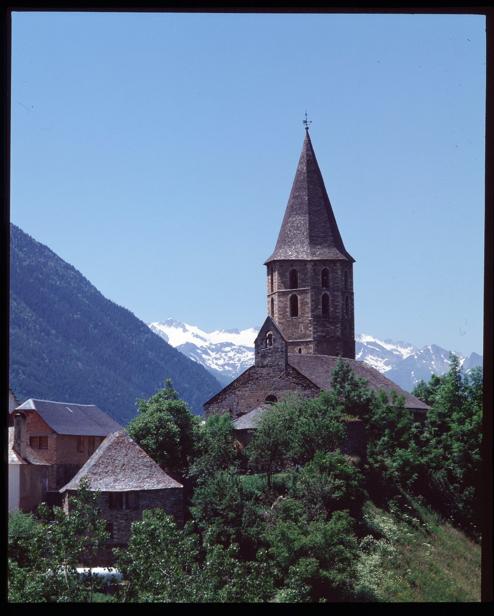 Vista da igreja românica de Romanesque
