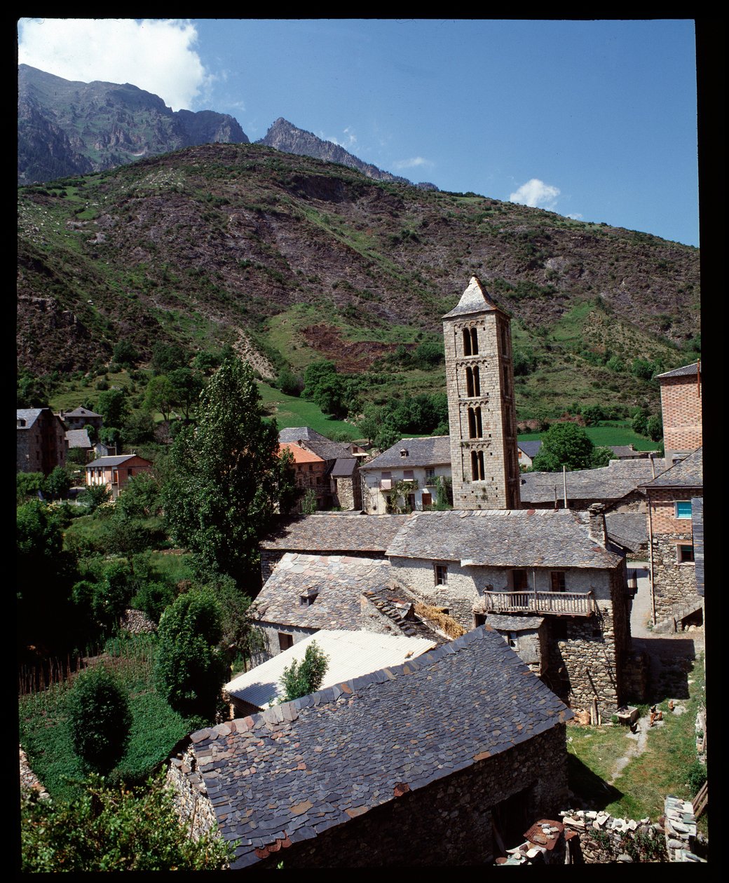 Vista da igreja com campanário de Romanesque