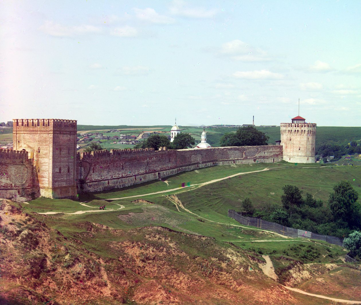 Muralha da fortaleza com torre Veselukha. Smolensk, Rússia, publicado em 1912 de Sergei Mikhailovich Prokudin Gorskii