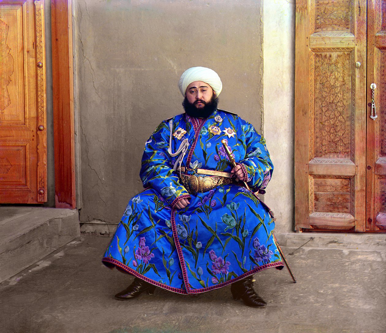 Alim Khan, Emir de Bukhara, sentado segurando a espada Bukhara, Império Russo, entre 1905 e 1915 de Sergey Prokudin Gorsky