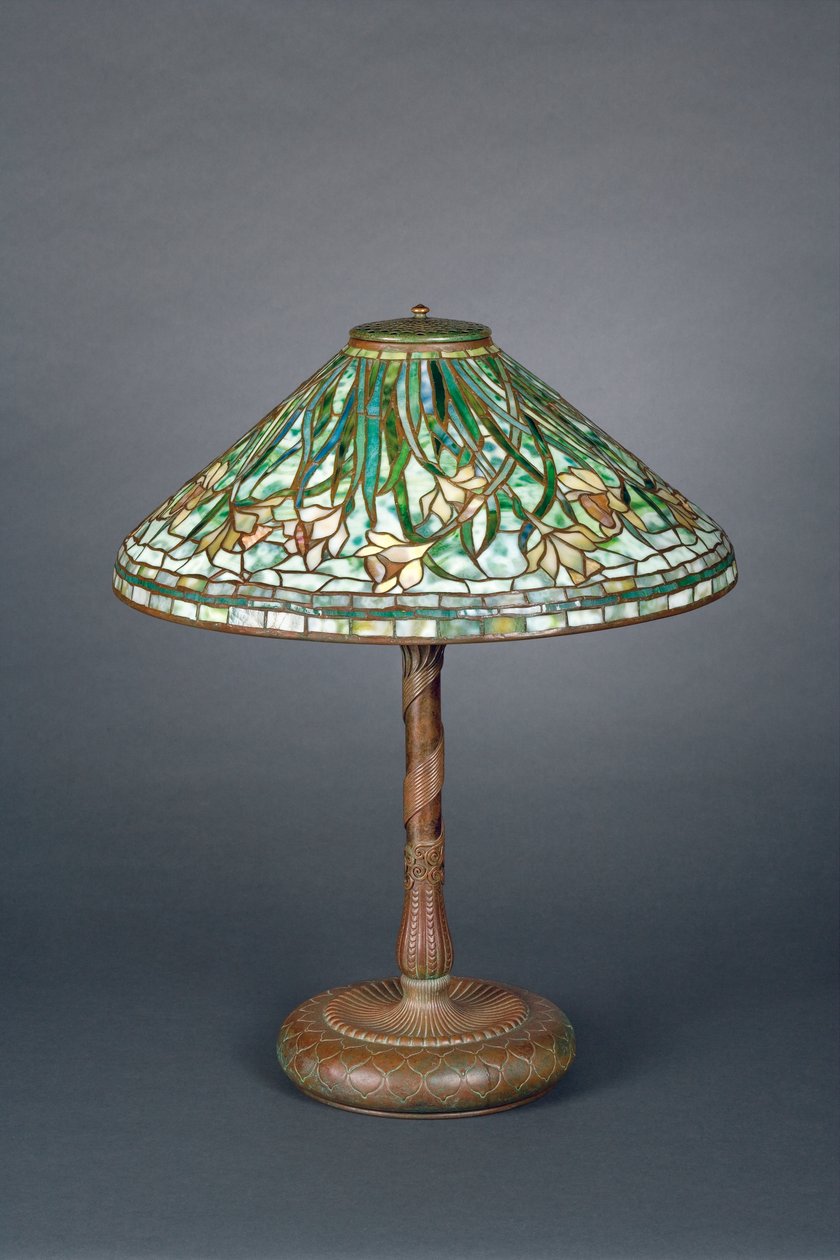 Candeeiro de mesa com sombra verde narciso, c.1898-1905 (bronze e vidro com chumbo) de Tiffany und Company