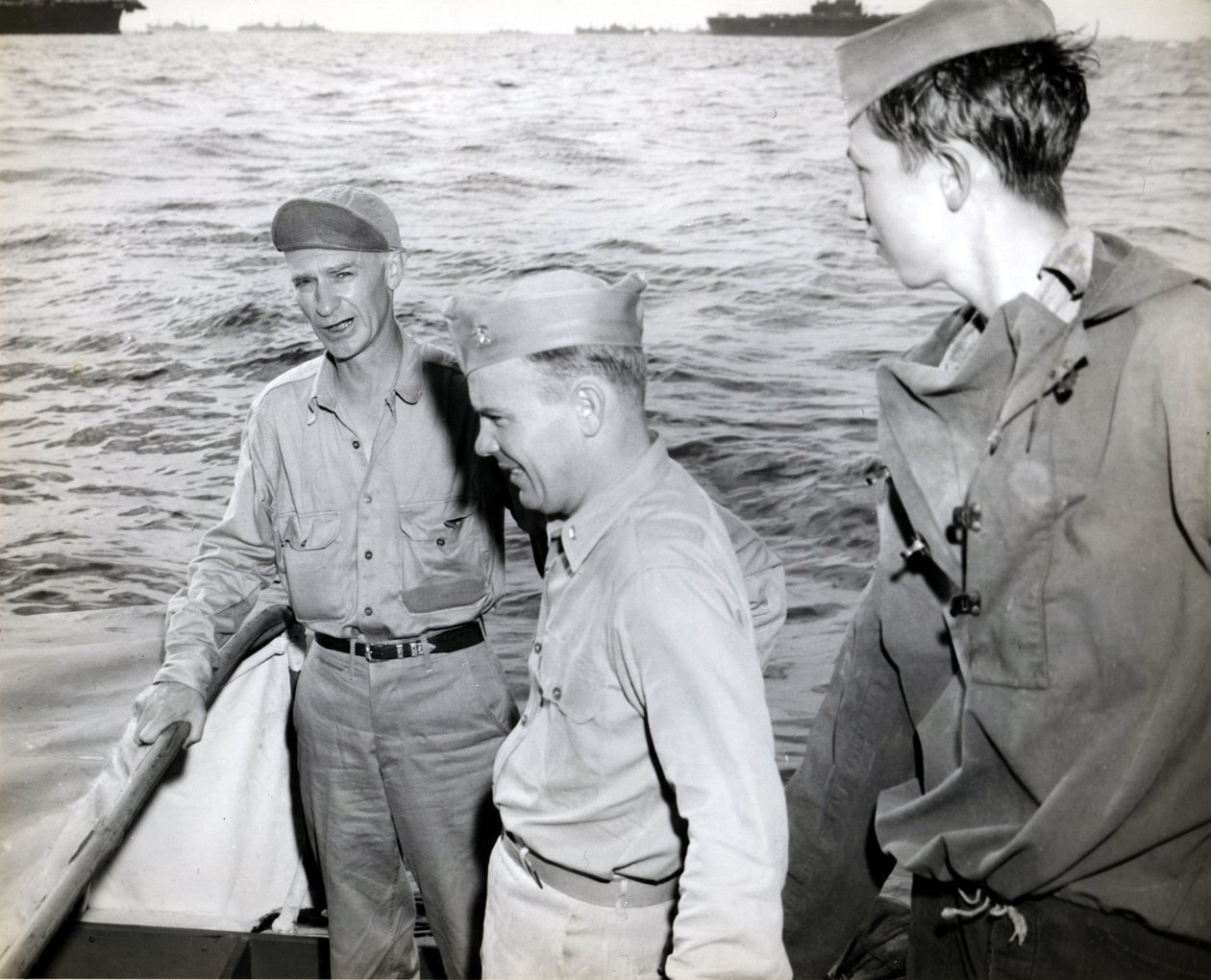 Ernie Pyle visita o USS Hornet de Unbekannt