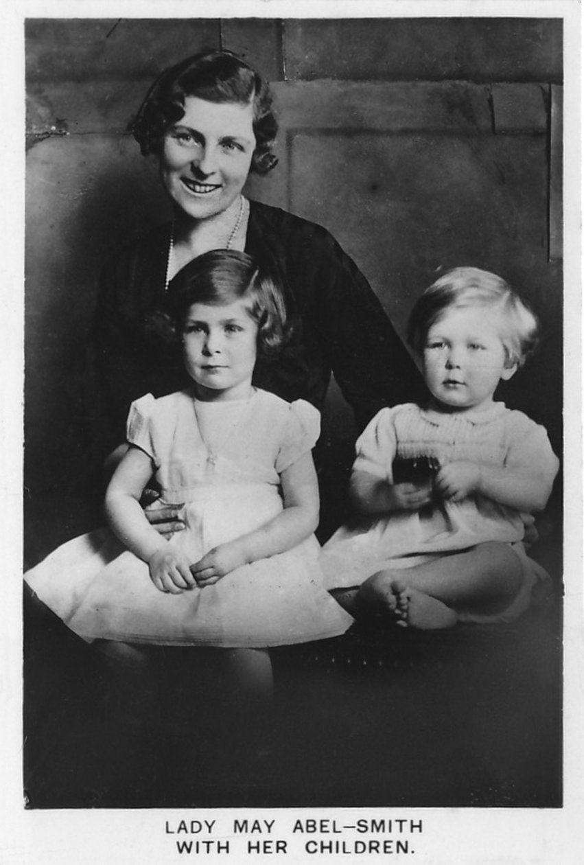 Lady May Abel-Smith com seus filhos, 1937 de Unbekannt