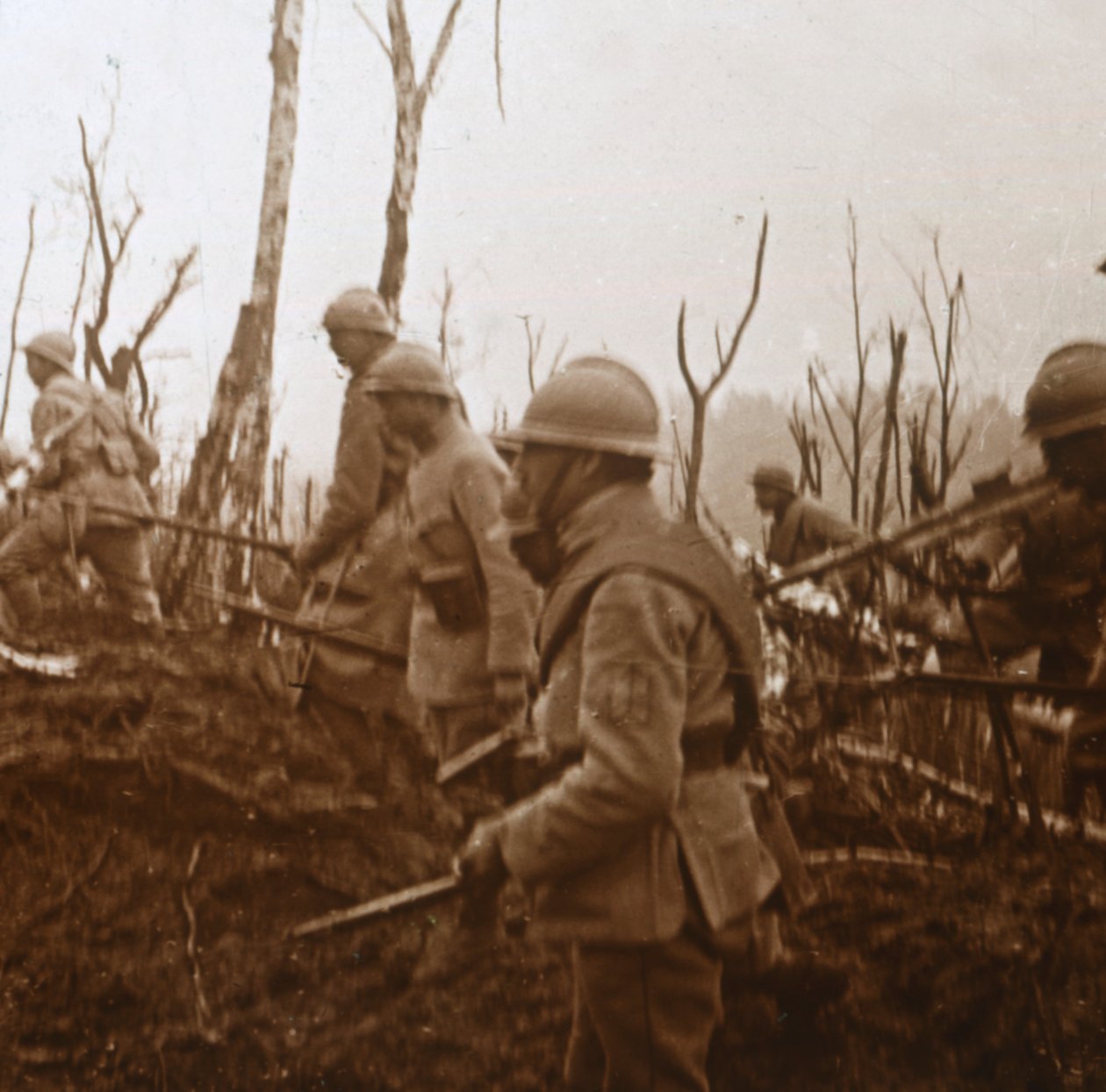 Soldados avançando, c1914-c1918 de Unbekannt