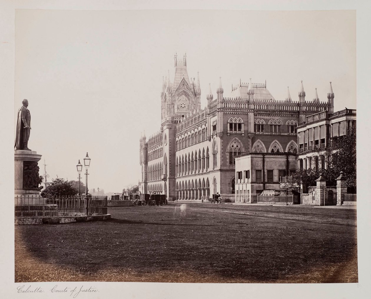 Tribunais de Justiça de Calcutá, c.1885 (foto sépia) de Unknown photographer