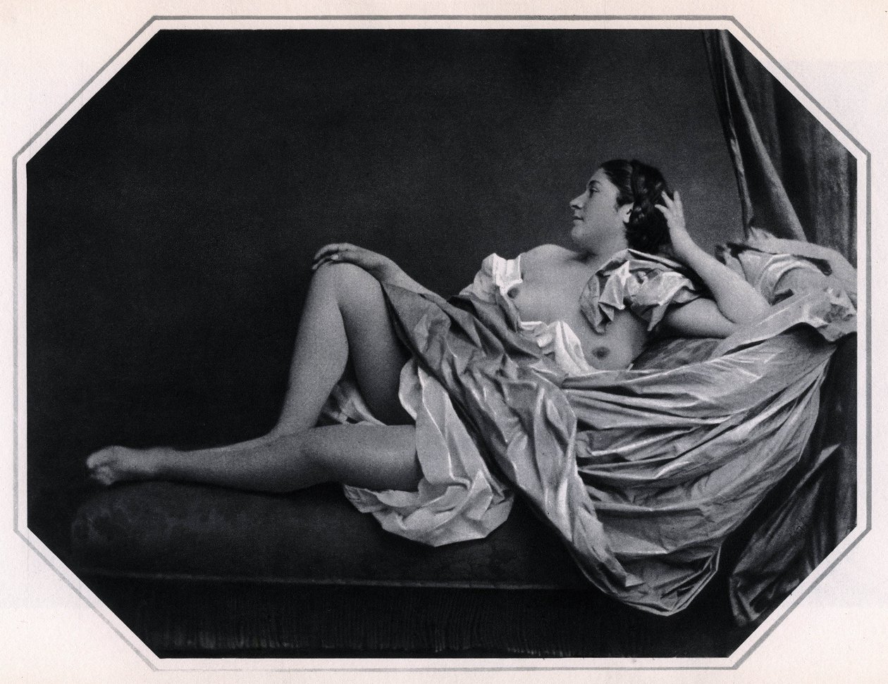 Mulher nua deitada por volta de 1859. Fotografia Anónima de Unknown photographer