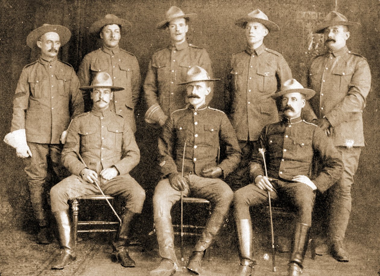 Um grupo de voluntários na Polícia Montada do Noroeste, Montreal, Canadá. (Foto sépia) de William Notman