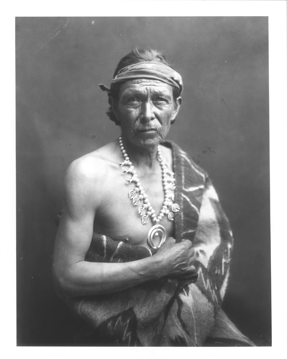 O homem de medicina, c.1915 (foto do bw) de William Carpenter