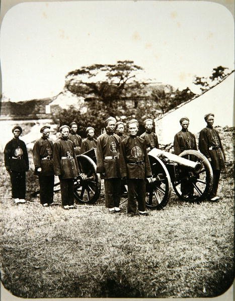 Soldados chineses, c.1875 (estampa de albumen) de William Saunders