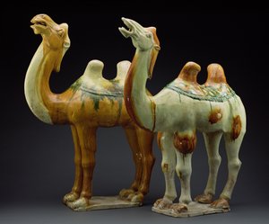 Dois camelos, dinastia de espiga (618-907) (louça de barro vidrada)
