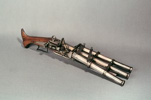 Pistola de cano triplo (madeira e metal)