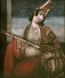 Jovem mulher tocando uma guitarra