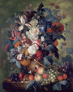 Um vaso de flores com frutas