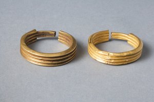 Brincos de argola, dinastia XVIII-XIX (ouro)