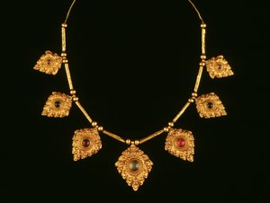 Colar, do século XVII ao XVIII (ouro e pedras preciosas)