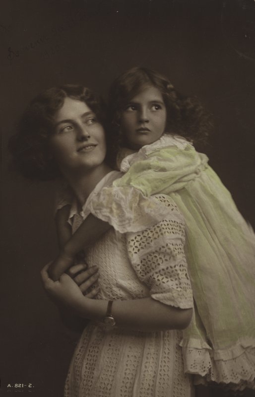 Mãe e filha de English Photographer