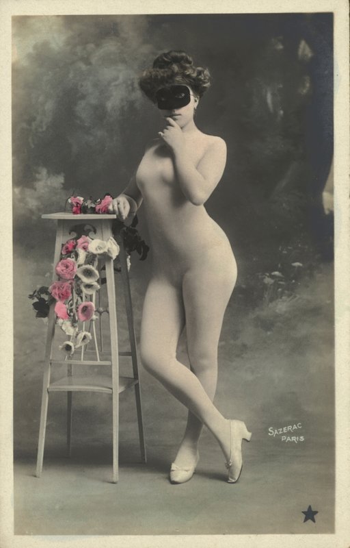 Menina em uma máscara de French Photographer