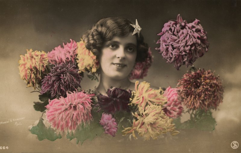 Mulher com flores de French Photographer