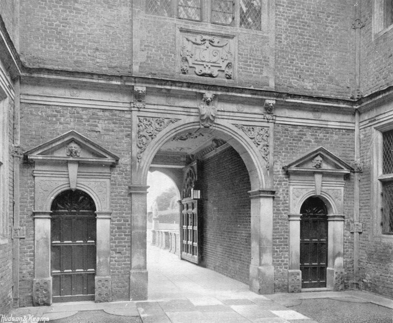 The Forecourt de Charles Latham