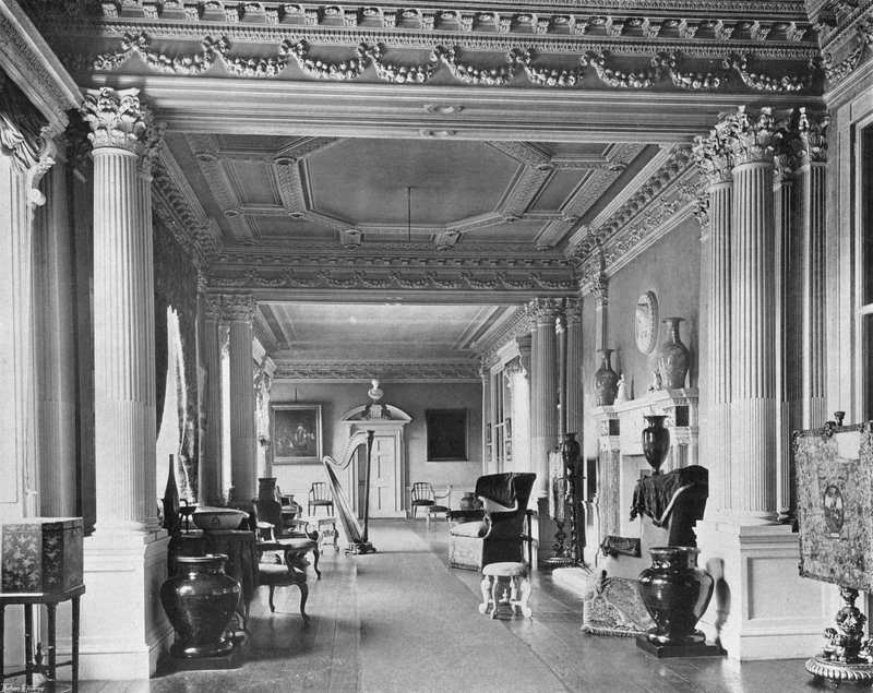 A longa galeria de Charles Latham
