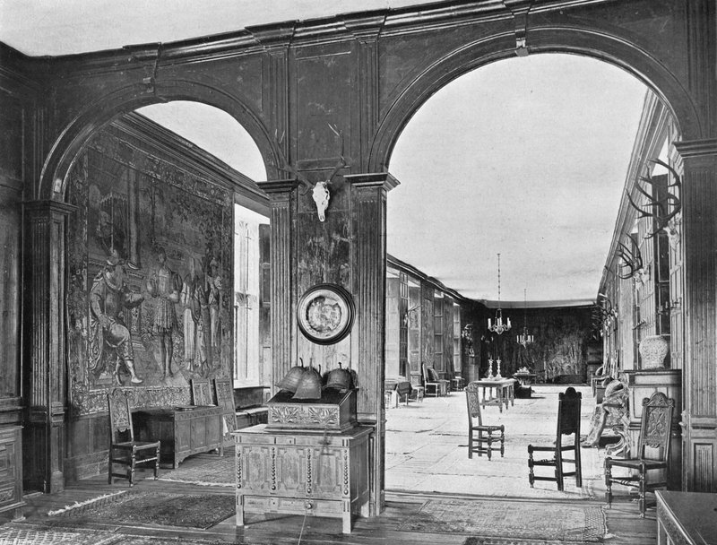 A longa galeria de Charles Latham
