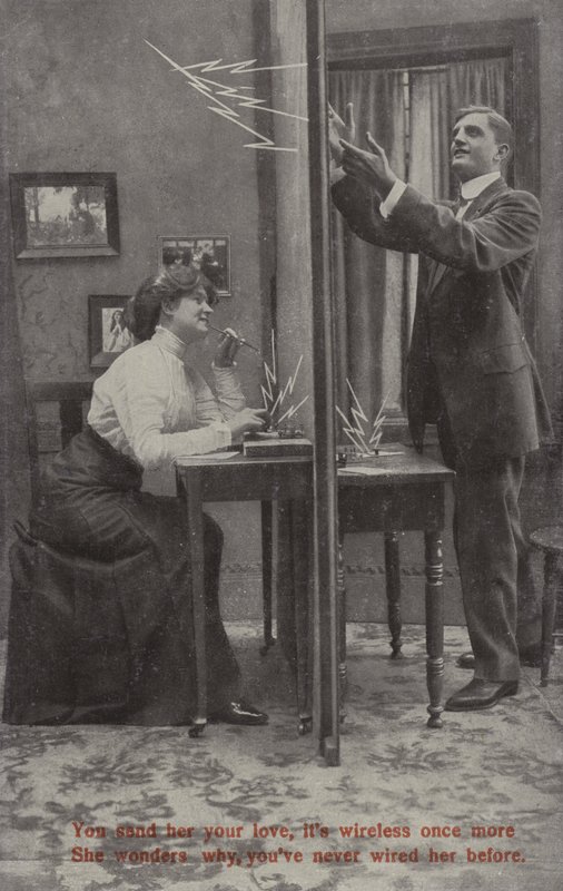Amantes que comunicam por wireless (foto a p/b) de English Photographer