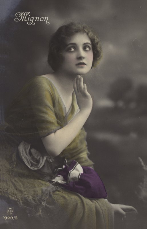Menina, em, um, vestido amarelo de French Photographer