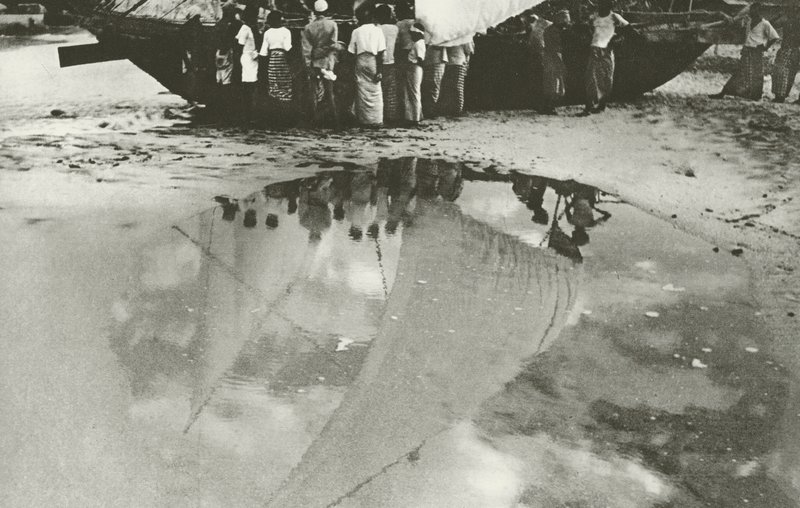 Vela Outrigger (foto p/b) de Lionel Wendt
